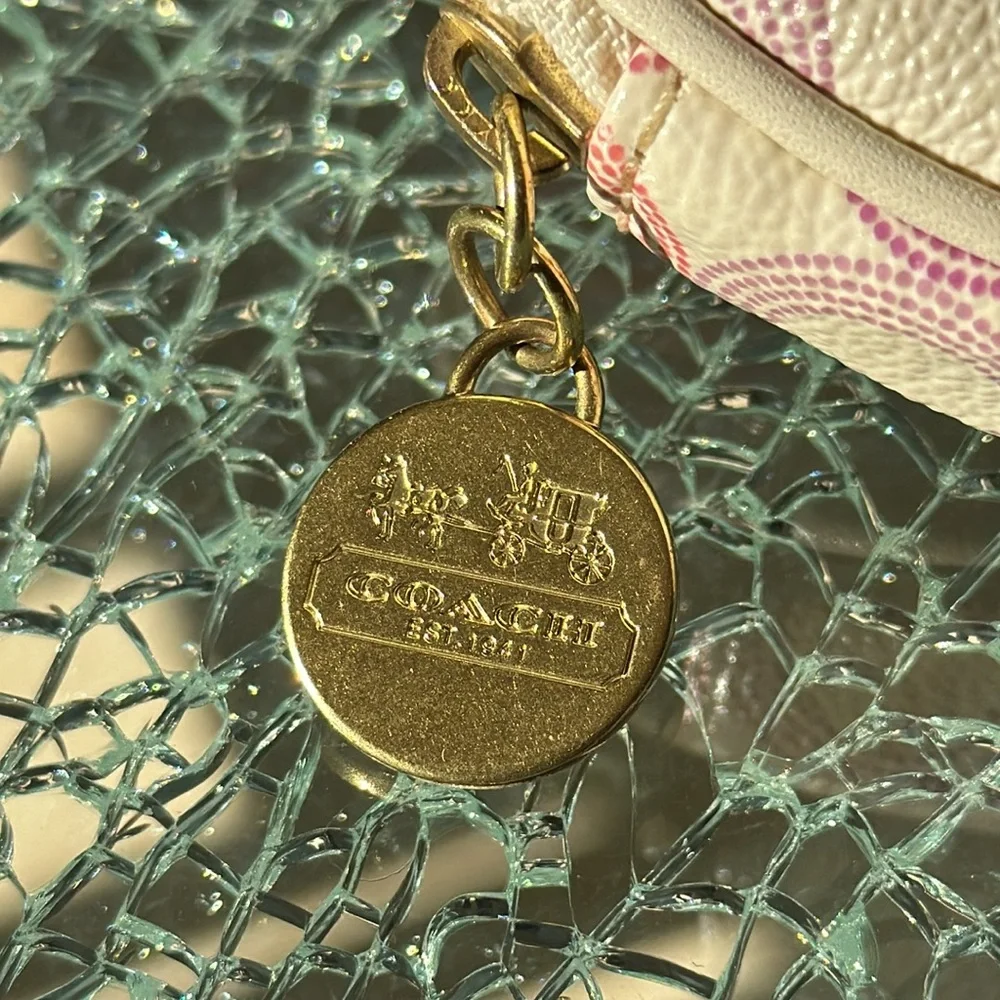 COACH ROUND COIN PURSE 3.75” EUC ZIP TOP